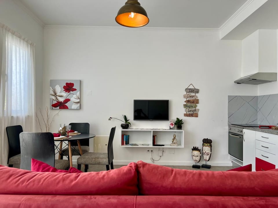 TV and multimedia, Kitchen or kitchenette, Living room, Seating area, Dining area