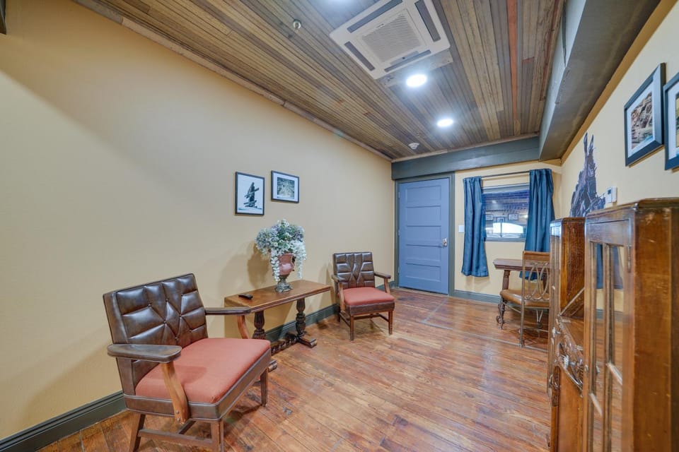 Central Texarkana Studio Rental with Railroad Views! Apartment in Texarkana