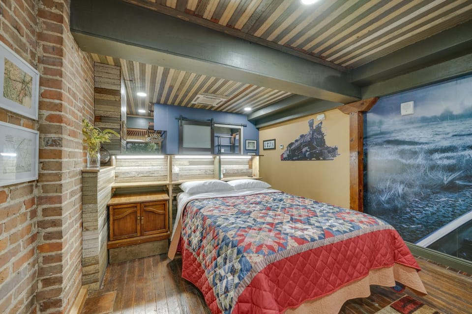 Historic Texarkana Studio Rental Walk to Downtown Apartment in Texarkana