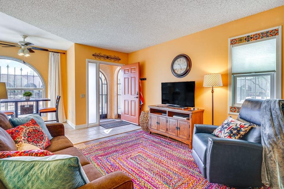 Charming Green Valley Townhome w/ Community Pool! House in Green Valley