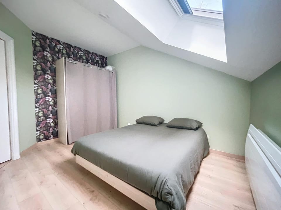 Photo of the whole room, Bedroom