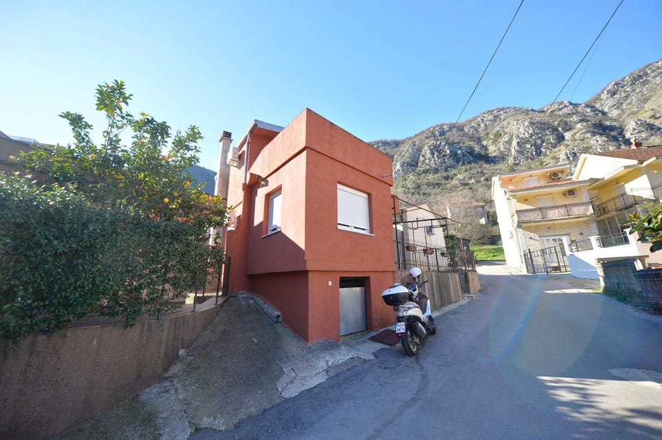 Property building, Day, Natural landscape, Mountain view, Street view, Parking