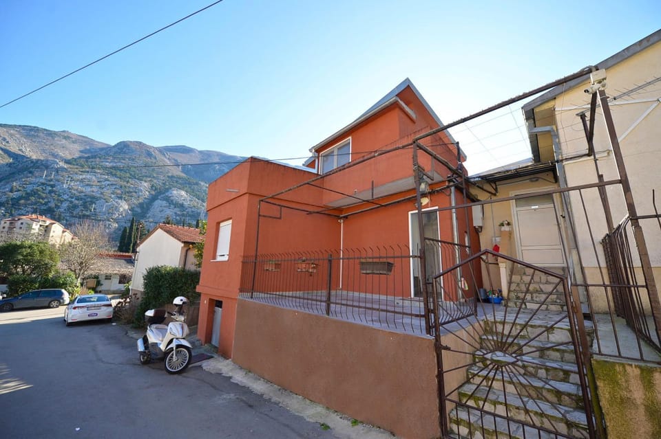 Property building, Day, Neighbourhood, Natural landscape, Mountain view, Street view, Parking