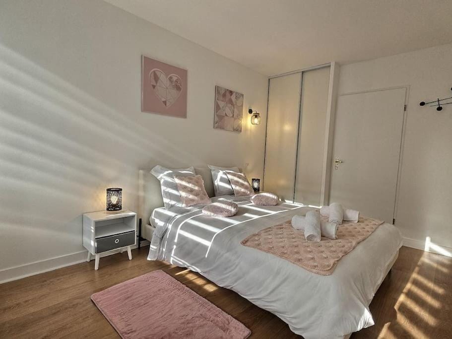 Bed, Photo of the whole room, Bedroom, towels, wardrobe