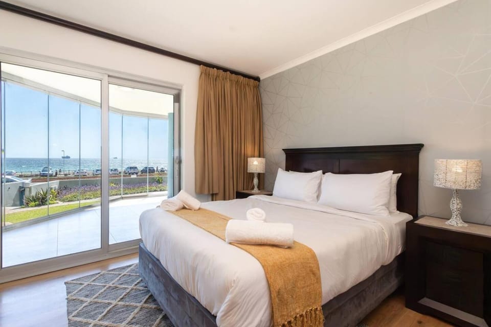 Bed, Natural landscape, Photo of the whole room, Bedroom, Sea view
