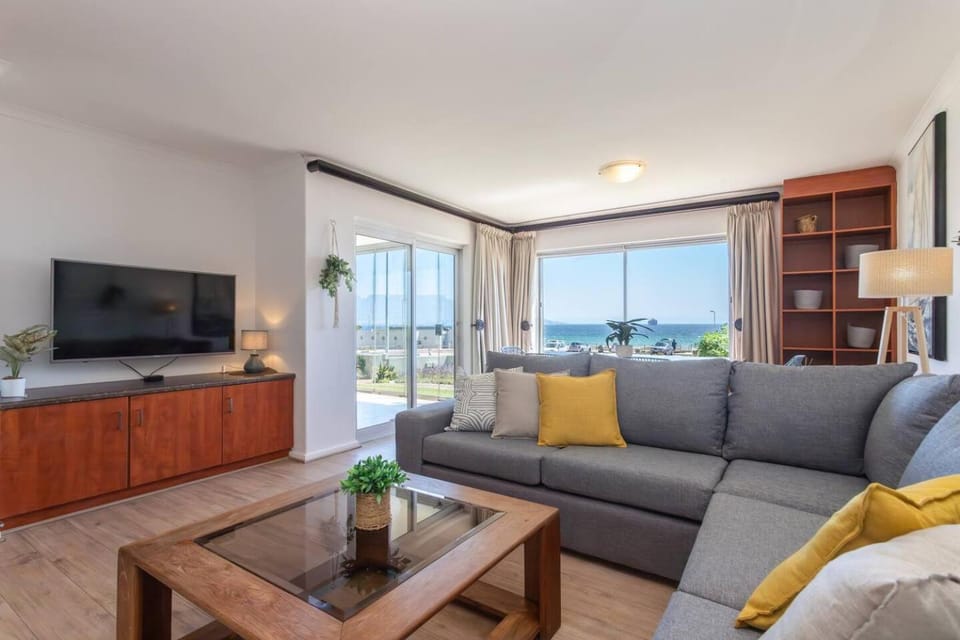Communal lounge/ TV room, TV and multimedia, Living room, Photo of the whole room, Seating area, Evening entertainment, Sea view