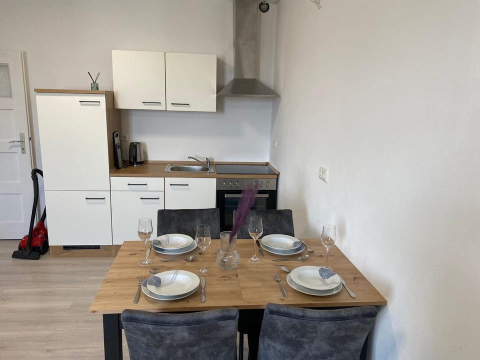 Coffee/tea facilities, Kitchen or kitchenette, Dining area