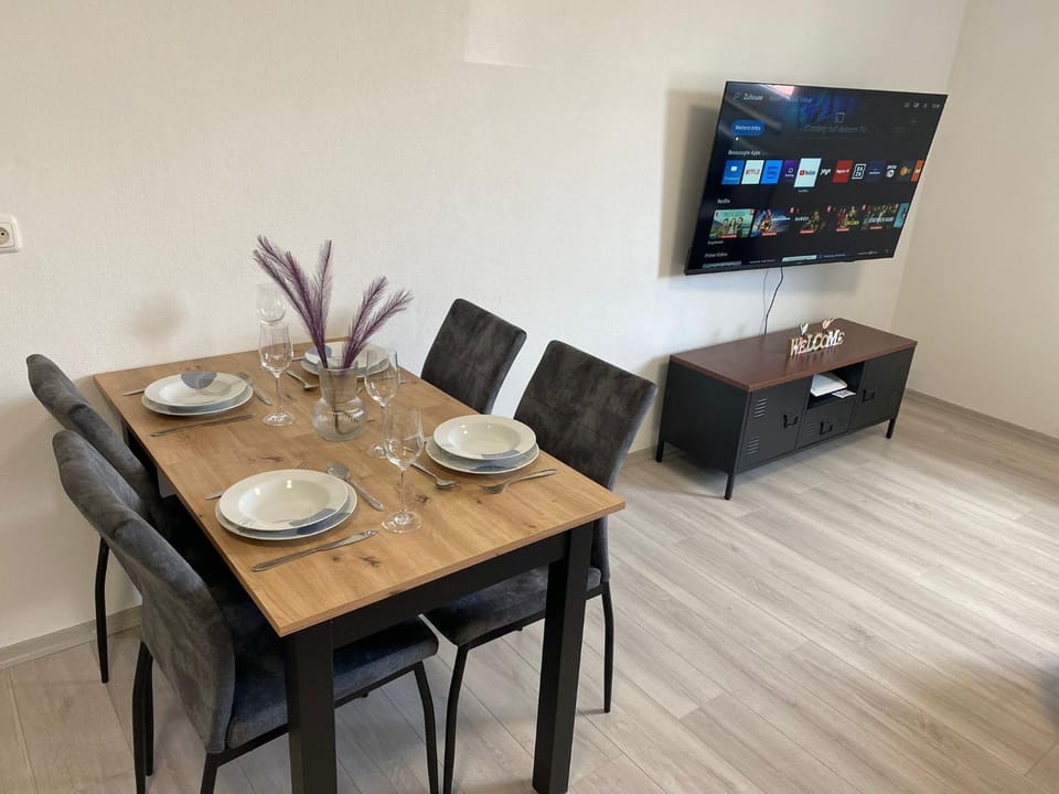 Communal lounge/ TV room, TV and multimedia, Dining area, Evening entertainment