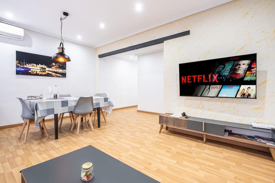 TV and multimedia, Seating area, Dining area, air conditioner
