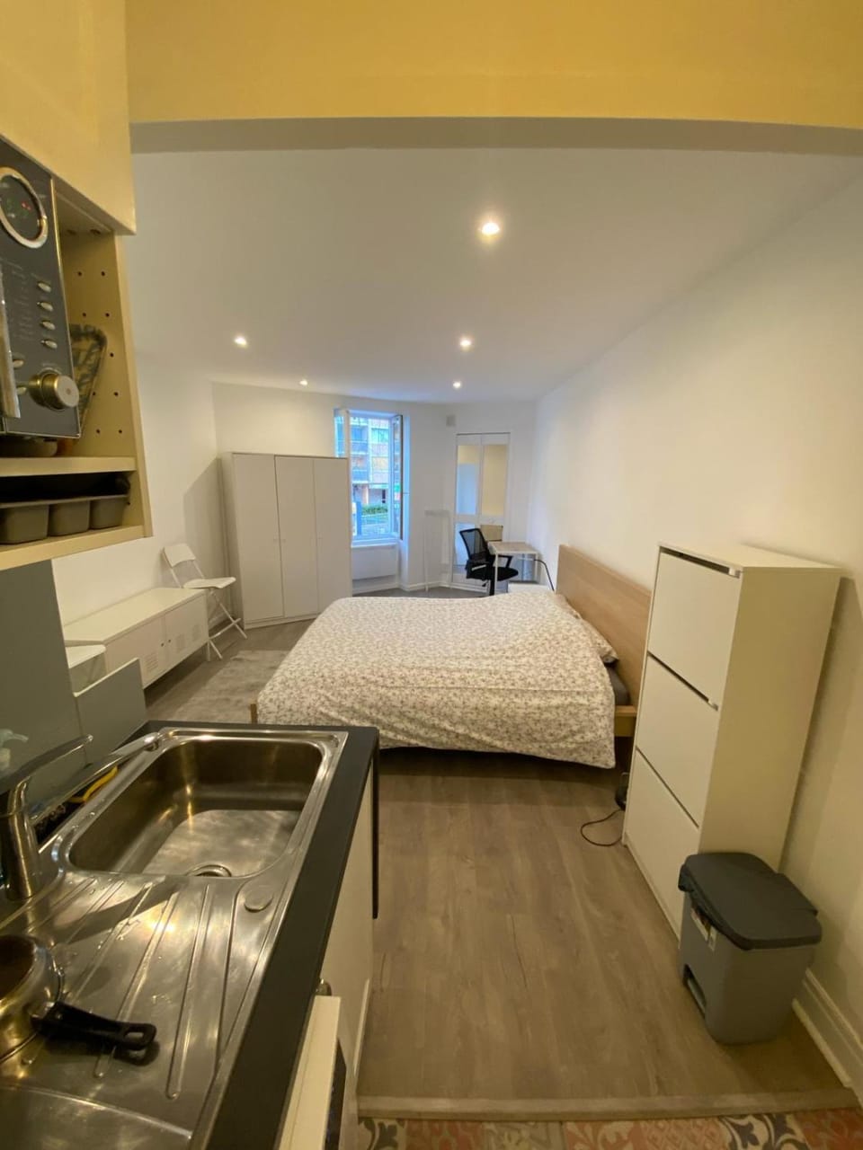 Bed, Photo of the whole room, Seating area, kitchen