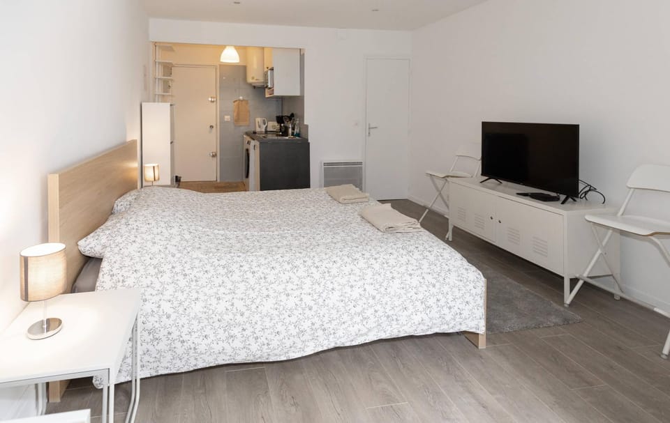 TV and multimedia, Photo of the whole room, Seating area, Bedroom