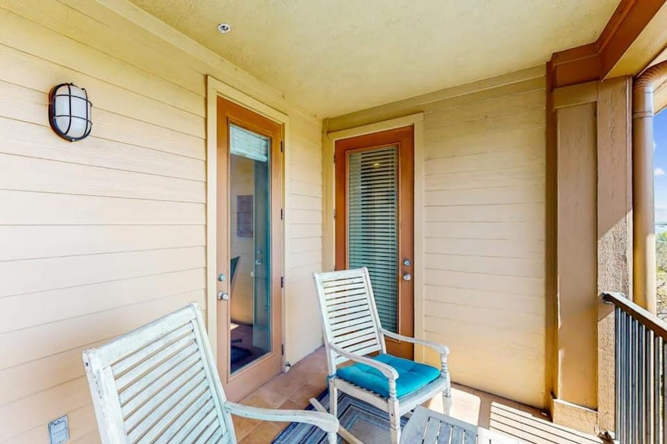 Facade/entrance, Day, Balcony/Terrace, Dining area