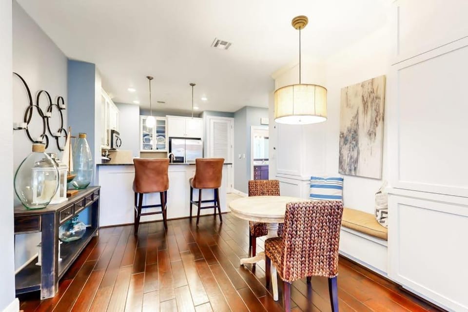 Kitchen or kitchenette, Dining area, oven, stove