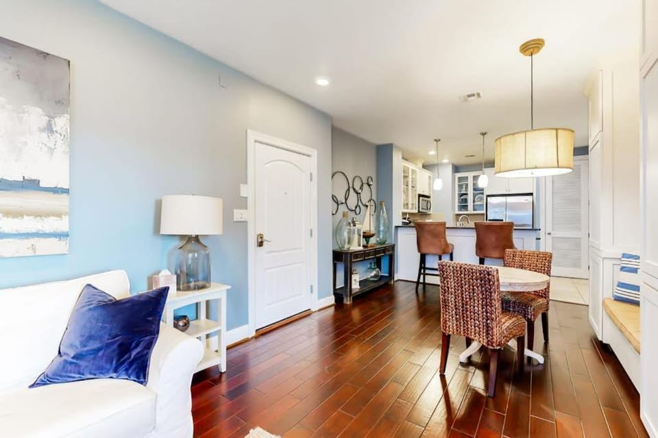 Kitchen or kitchenette, Living room, Seating area, Dining area, stove
