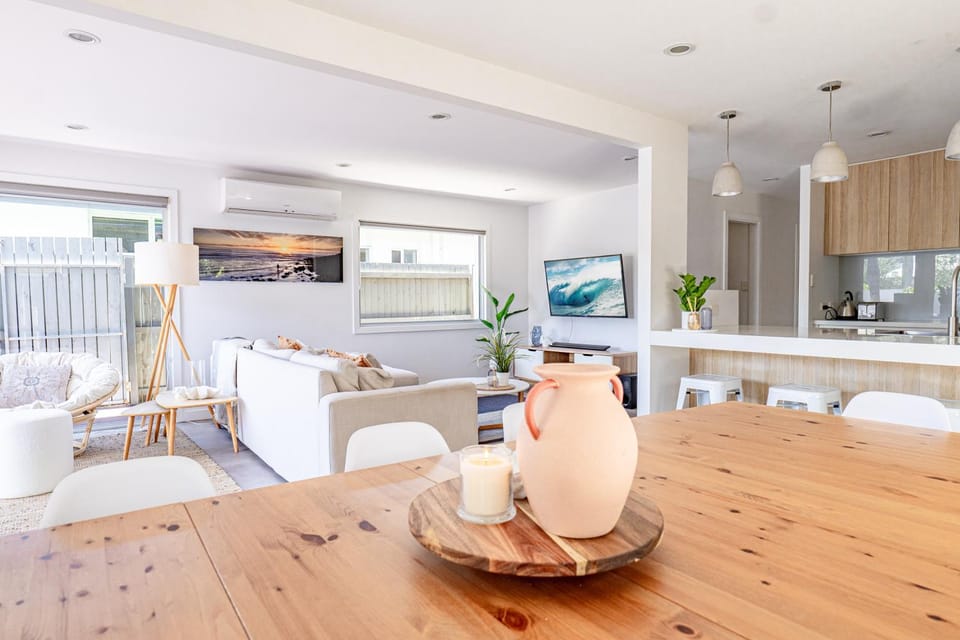 TV and multimedia, Kitchen or kitchenette, Living room, Seating area, Dining area