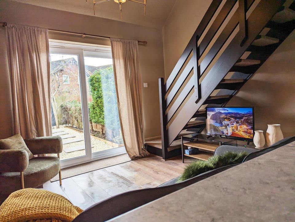 TV and multimedia, Living room, Seating area, Evening entertainment