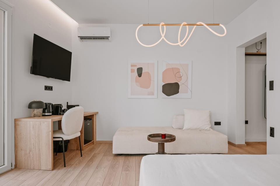 Bed, TV and multimedia, Coffee/tea facilities, Photo of the whole room, Seating area, minibar, air conditioner