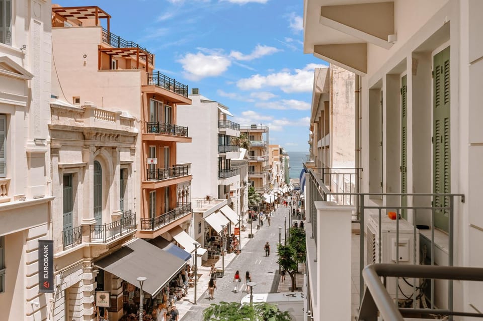 View (from property/room), Balcony/Terrace, City view, Street view