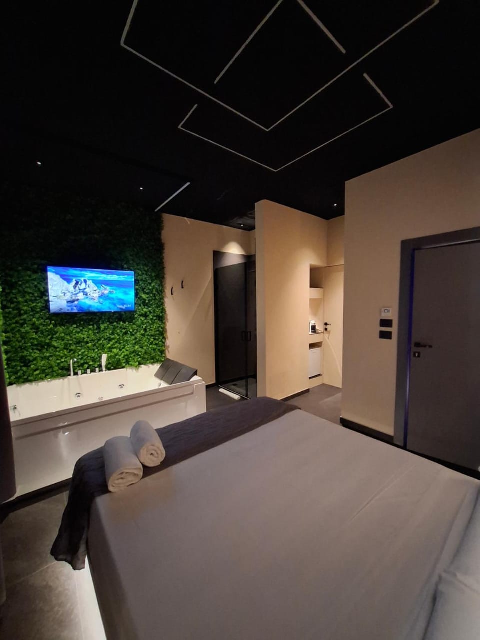 Bed, TV and multimedia, Photo of the whole room, Evening entertainment, Bedroom