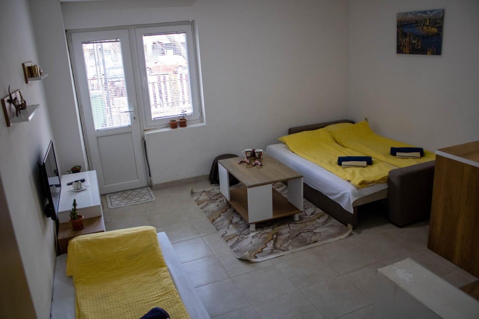 Bed, Living room, Photo of the whole room, Seating area, Bedroom, towels