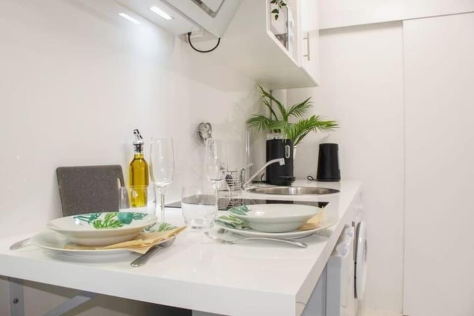 Kitchen or kitchenette, Food and drinks, Dining area, Food, minibar