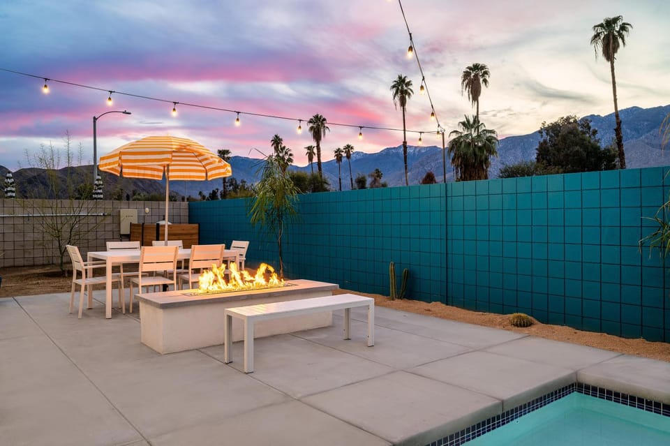 Patio, Natural landscape, View (from property/room), Mountain view, Pool view, Swimming pool, fireplace, sunbed