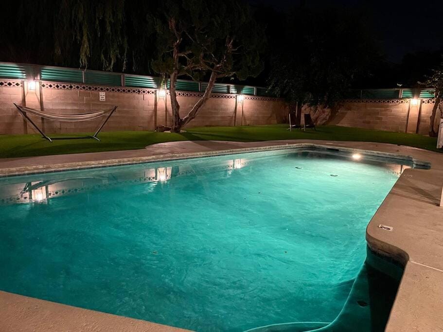 New cheerful villa, Pool, Spa, Mini Golf, Game room, Fire pit next to Disneyland House in Garden Grove