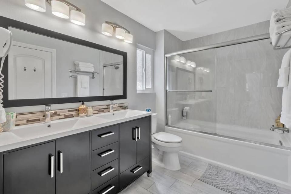 New cheerful villa, Pool, Spa, Mini Golf, Game room, Fire pit next to Disneyland House in Garden Grove