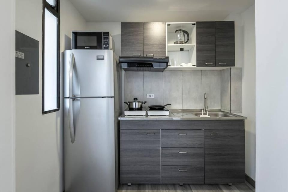 Kitchen or kitchenette, minibar, stove