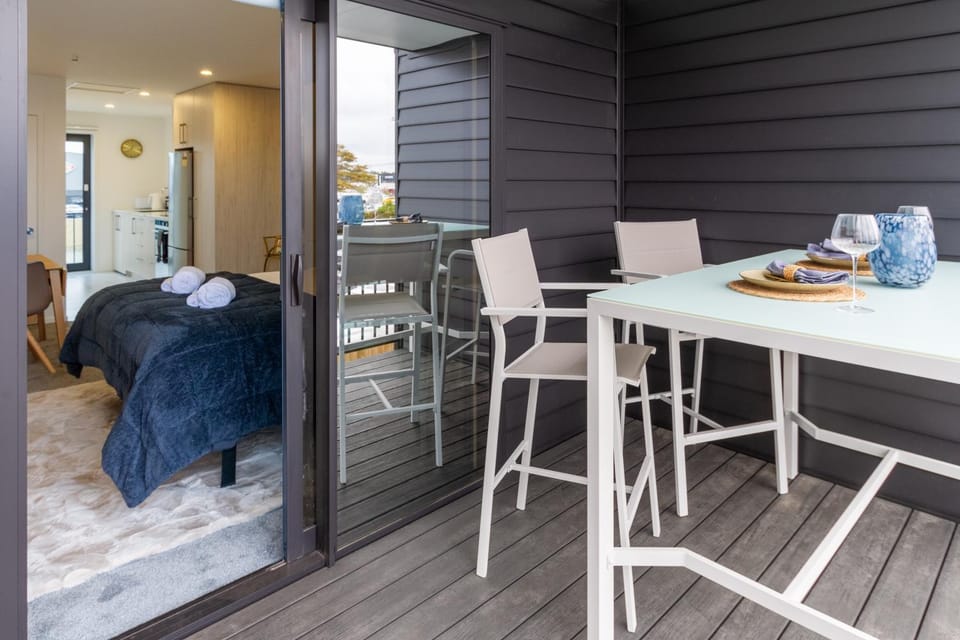Bed, Kitchen or kitchenette, Photo of the whole room, Decorative detail, Seating area, Dining area, Bedroom, towels