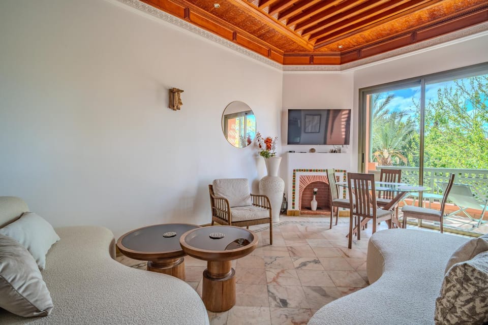 Communal lounge/ TV room, TV and multimedia, Living room, Seating area, flat iron