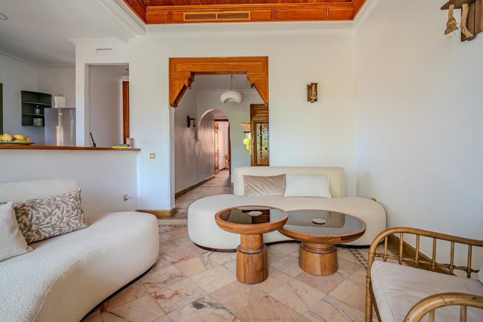 Kitchen or kitchenette, Living room, Seating area, Dining area