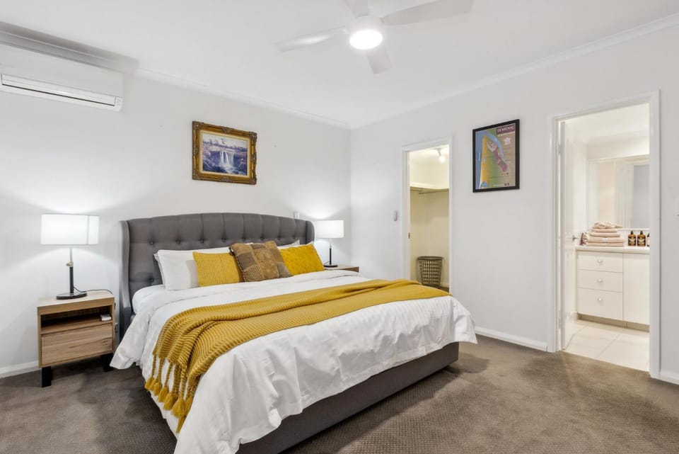Bed, Kitchen or kitchenette, Lounge or bar, Location