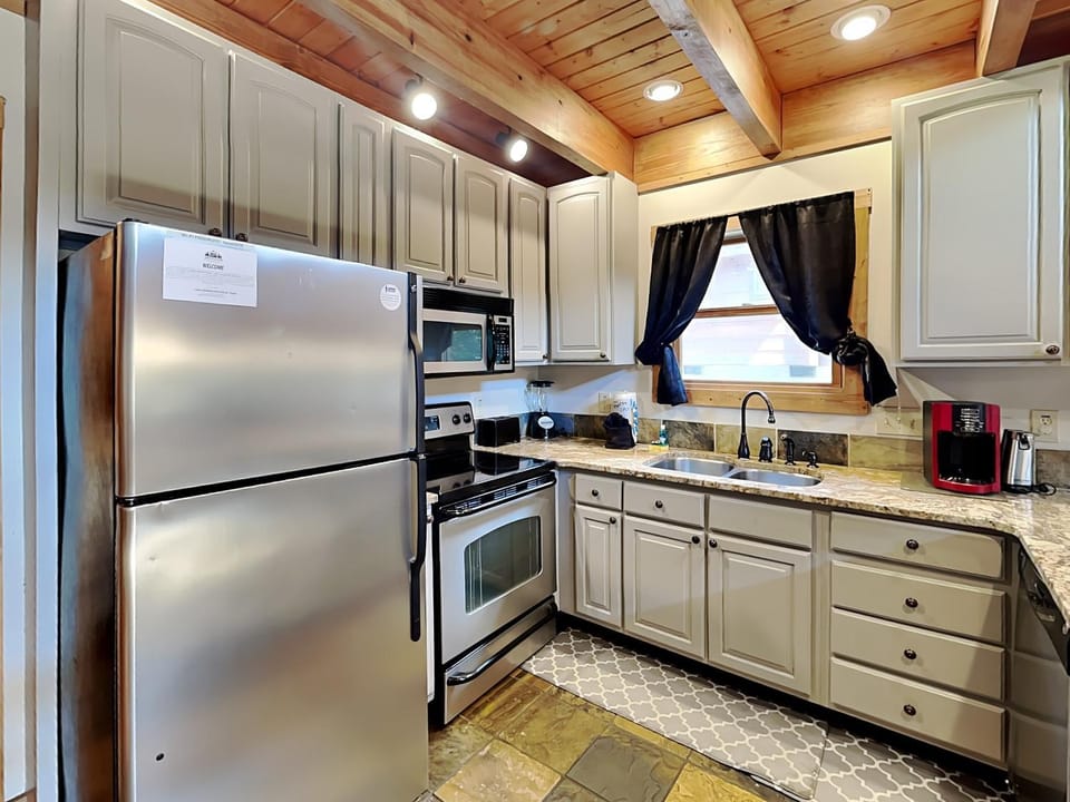 Coffee/tea facilities, microwave, oven, stove, toaster, kitchen