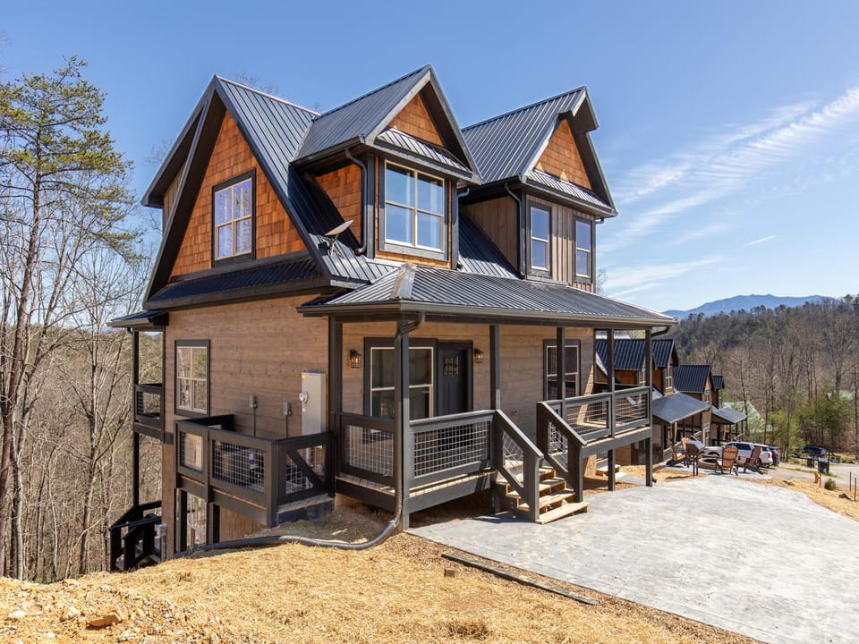 Property building, Facade/entrance, Natural landscape, Balcony/Terrace, Mountain view, Parking