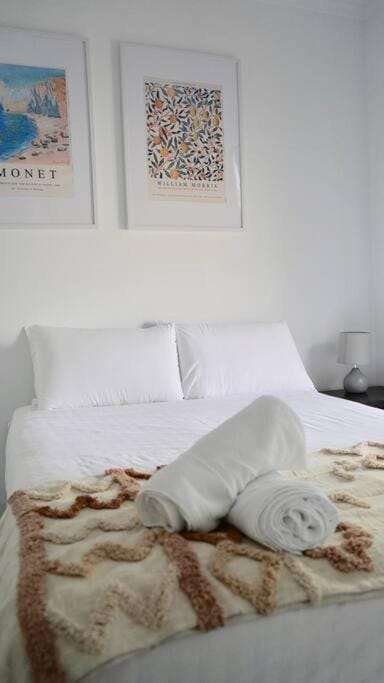 Honeysuckle St Cottage. Central Location. Sleeps 8 Apartment in Bendigo