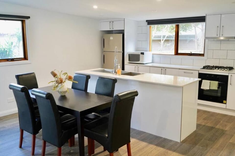Honeysuckle St Cottage. Central Location. Sleeps 8 Apartment in Bendigo