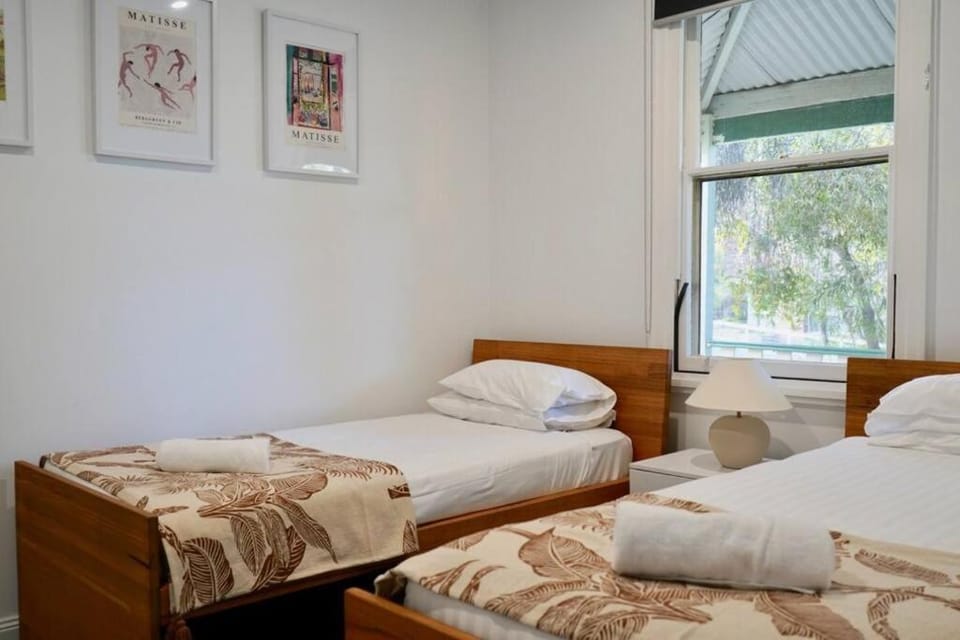 Honeysuckle St Cottage. Central Location. Sleeps 8 Apartment in Bendigo
