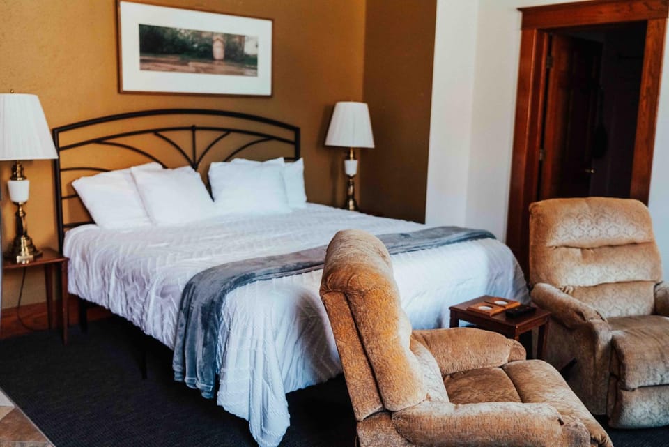 Bed, Photo of the whole room, Seating area, Bedroom