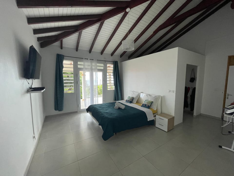 Villa bohème Gîte SPA vue sur mer et montagne House in Leeward Islands