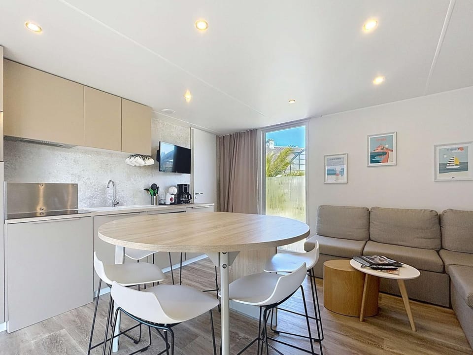 Mobil-home confort 6 pers, 3 ch, pisc chauffée, à 200m plage Jullouville - FR-1-361A-70 House in Jullouville