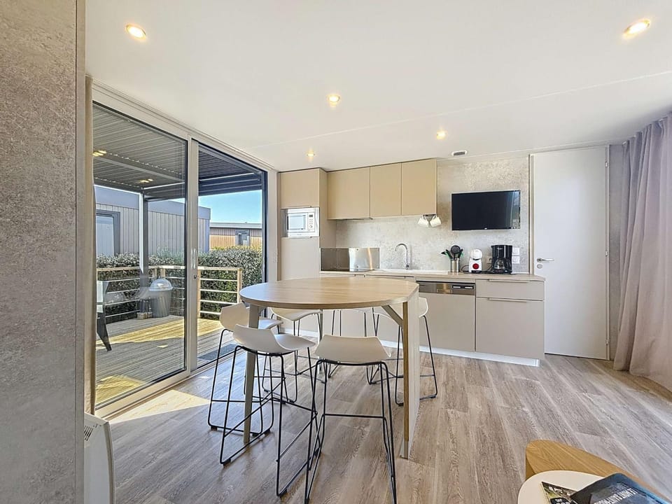 Mobil-home confort 6 pers, 3 ch, pisc chauffée, à 200m plage Jullouville - FR-1-361A-70 House in Jullouville