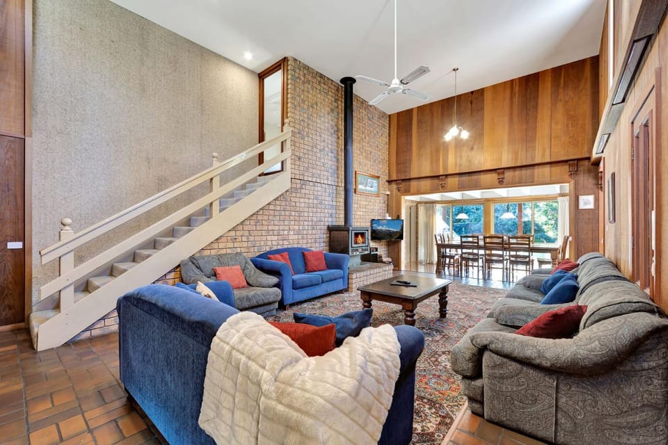Warrina - Overlooks Ovens River and five minute walk into town House in Porepunkah