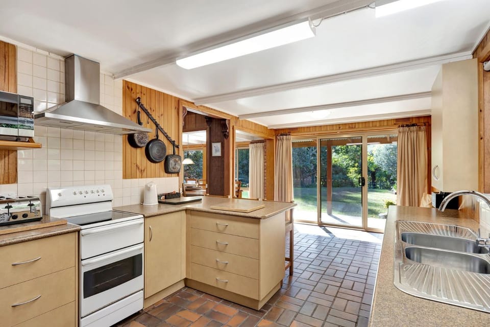 Warrina - Overlooks Ovens River and five minute walk into town House in Porepunkah