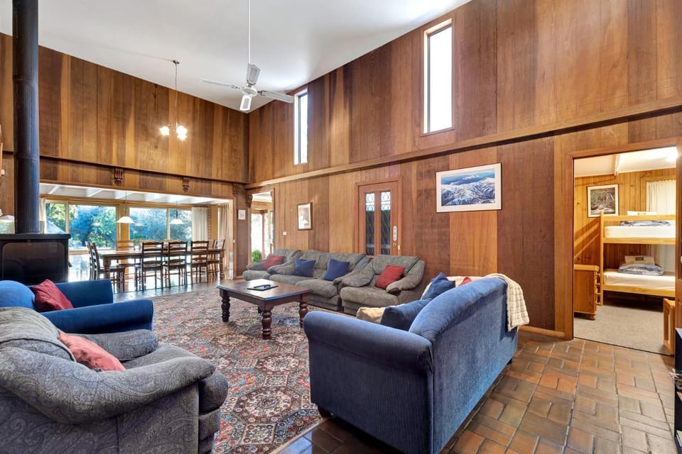 Warrina - Overlooks Ovens River and five minute walk into town House in Porepunkah