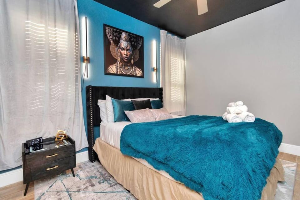 Bed, TV and multimedia, Photo of the whole room, Decorative detail, Bedroom, towels, air conditioner