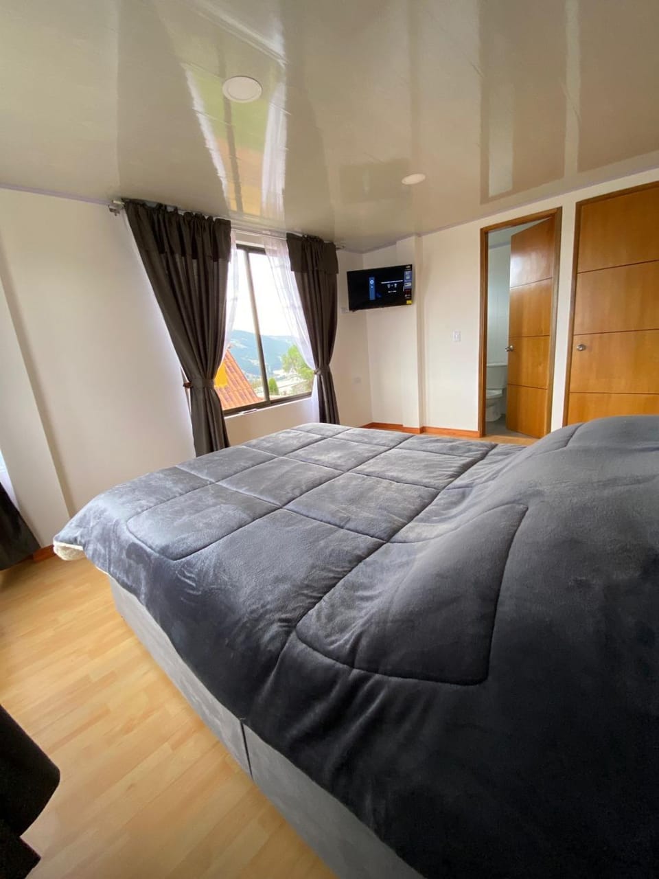 Bed, TV and multimedia, Bedroom