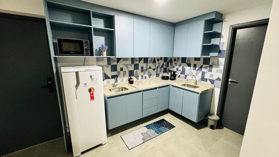 Kitchen or kitchenette, minibar, oven