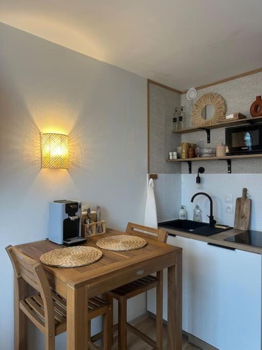 Coffee/tea facilities, Dining area