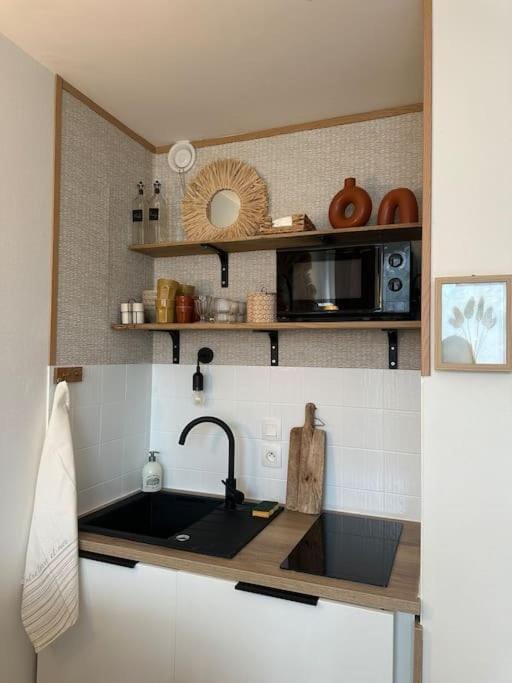 Kitchen or kitchenette, minibar, stove